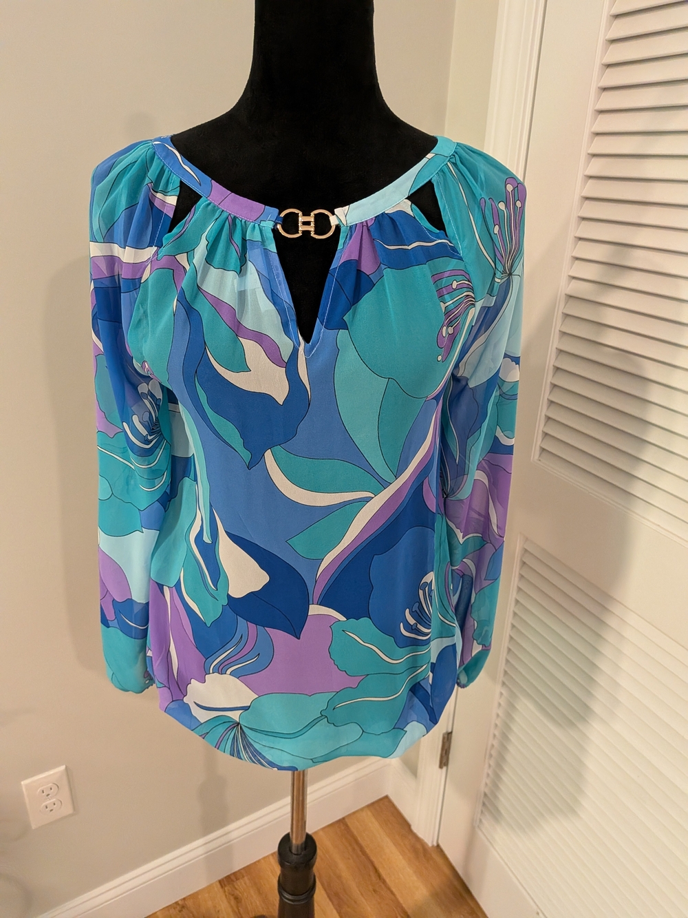 Jennifer Lopez Women’s Blue & Teal Floral Keyhole Blouse Size S